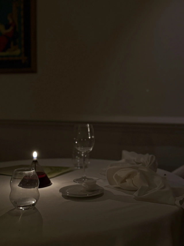 Gauthier Soho restaurant table lit by candlelight, with an elegant intimate atmosphere and soft evening lighting in the dining room.