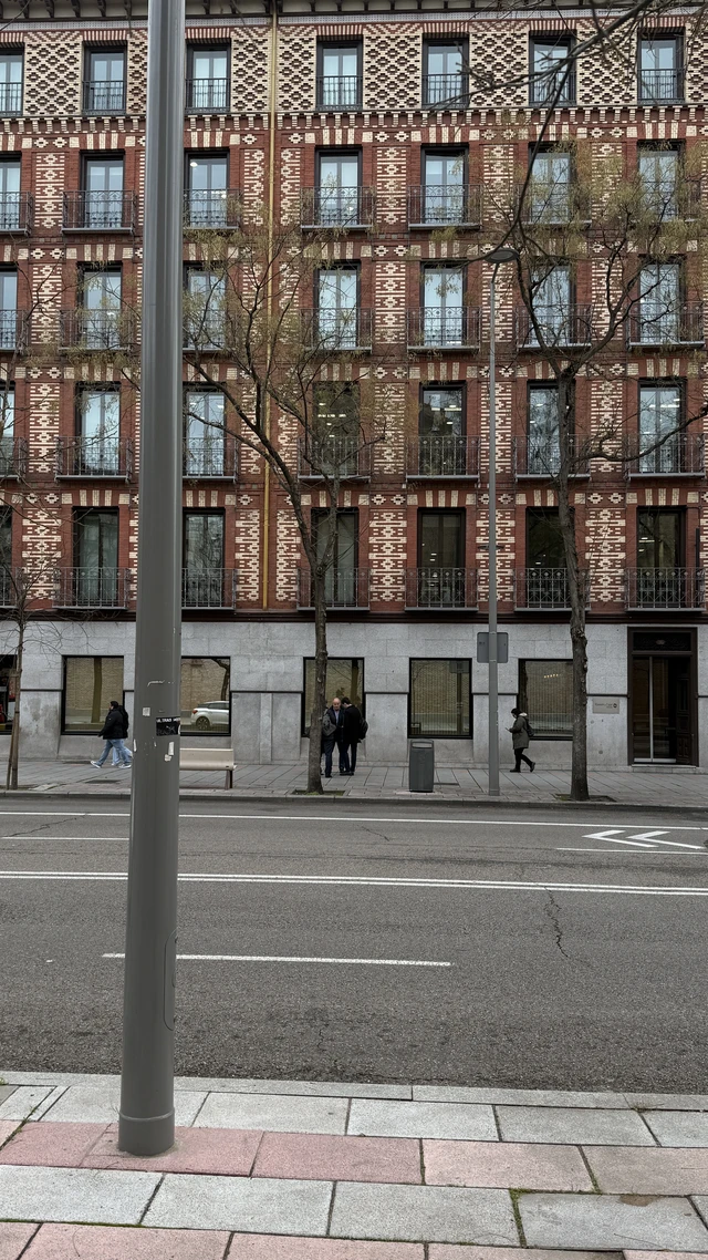 Vegan restaurants in Madrid, street photo of typical Madrid buildings with elegant balconies and historic facades, capturing the city atmosphere for a vegan food guide.