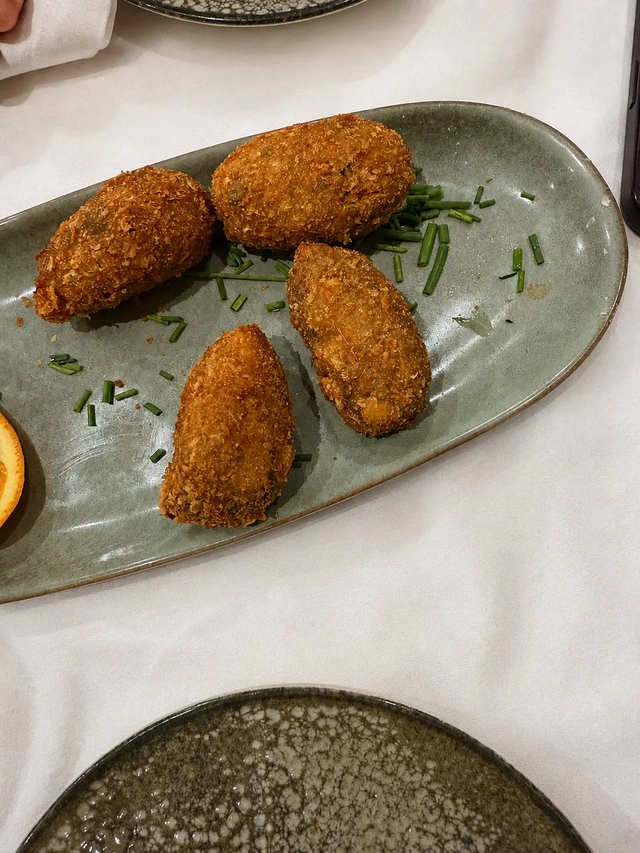 Vegan restaurants in Madrid, golden vegan croquettes served on a green ceramic plate at Choose restaurant.