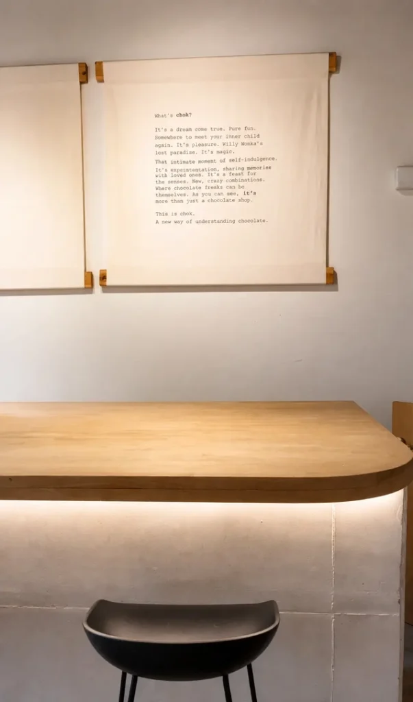 Chök Madrid interior with minimalist design, warm lighting, wooden counter, and calm atmosphere for a vegan restaurants in Madrid guide.
