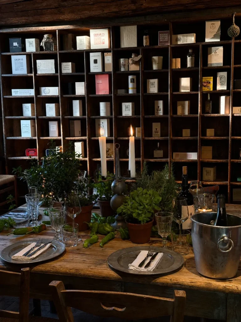 Rustic interior at Rosa Rosae with wooden tables, vintage decor and warm, atmospheric lighting.